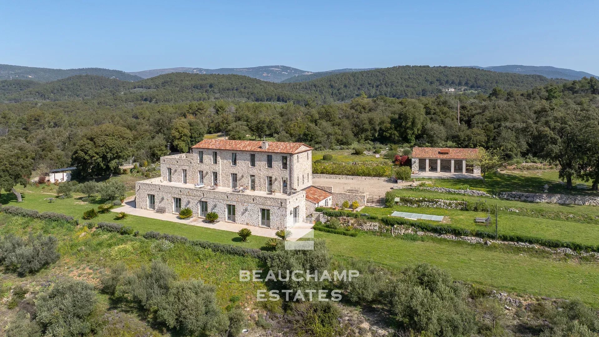 Bastide en Pierre de 20 Hectares vue panoramique - Fayence