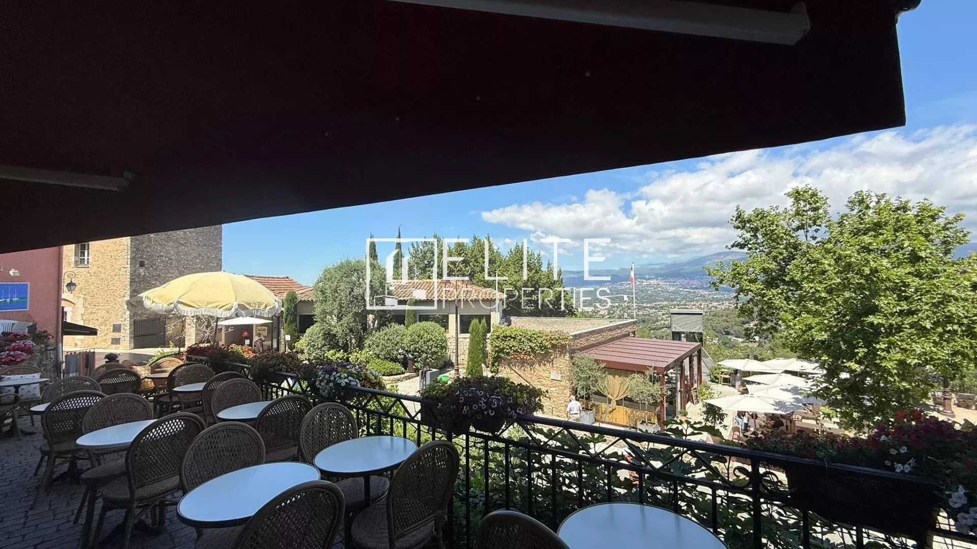 Fonds de commerce bar à cocktail avec cuisine de snacking Mougins village