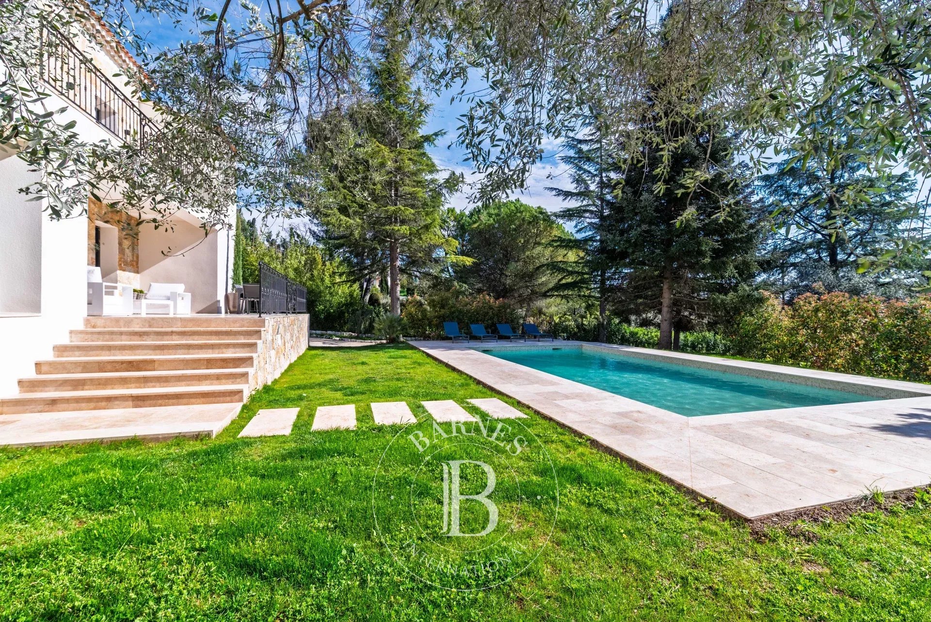 5 mn du village de Valbonne - Villa rénovée 5 chambres - Au calme absolu