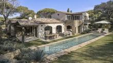 Élégante Villa Tropezienne au Cœur des Salins avec Piscine Chauffée