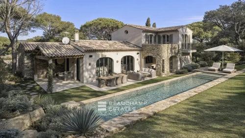 Élégante Villa Tropezienne au Cœur des Salins avec Piscine Chauffée