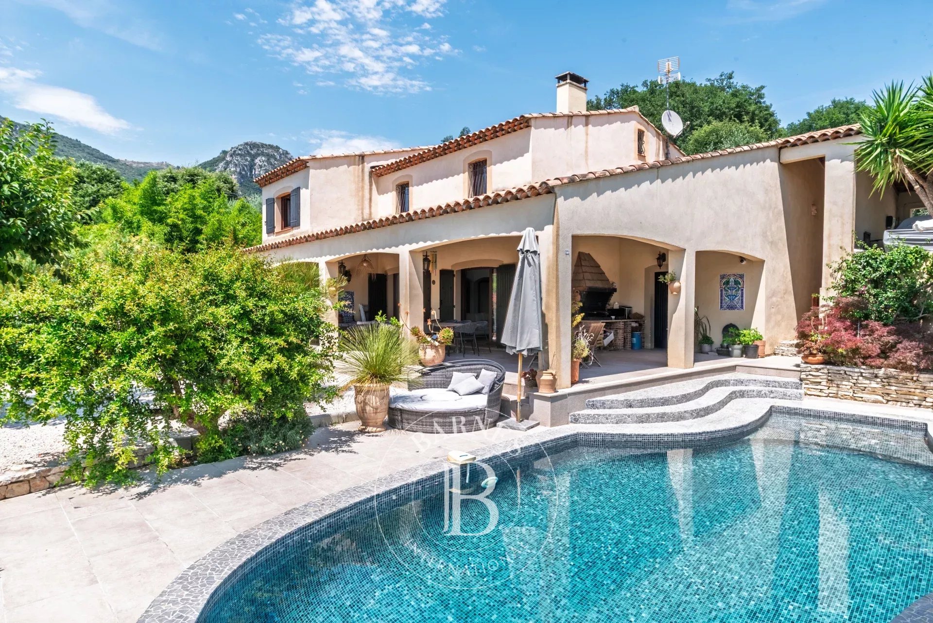 Vence – Villa au cœur d’un domaine fermé - 5 chambres - vue  village et collines