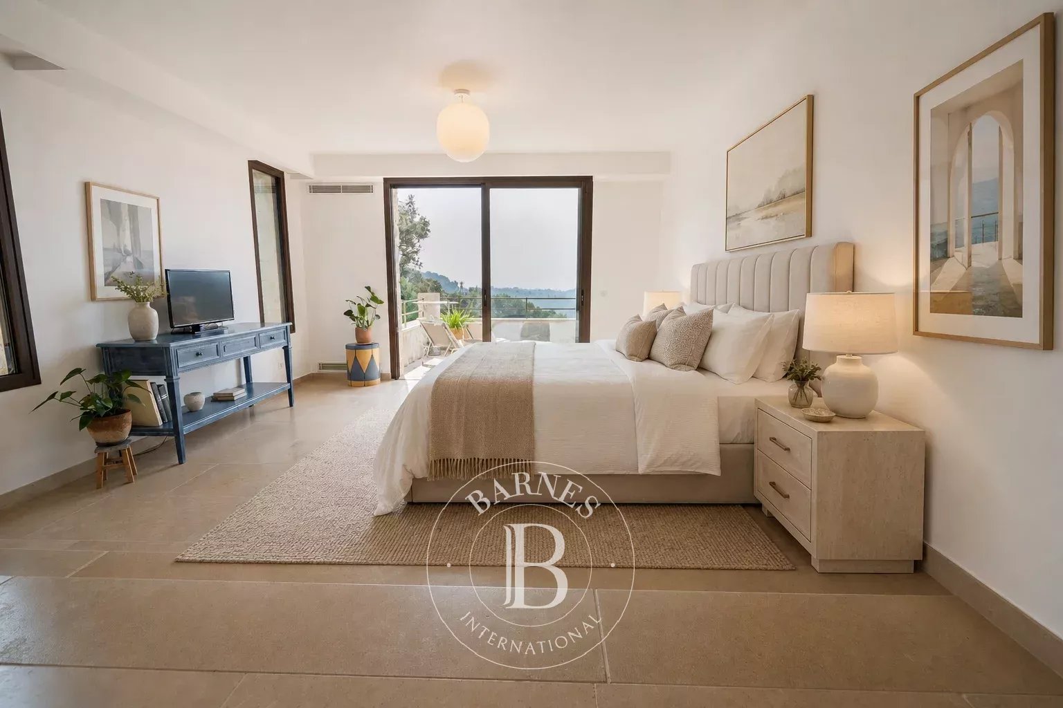 Propriété en pierres rénovée avec vue panoramique sur la mer et le village de Saint-Paul-de-Vence