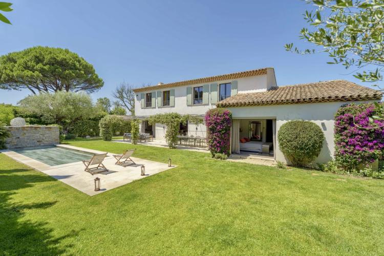 Villa récente à pied de la plage et proche du village de Saint-Tropez à vendre