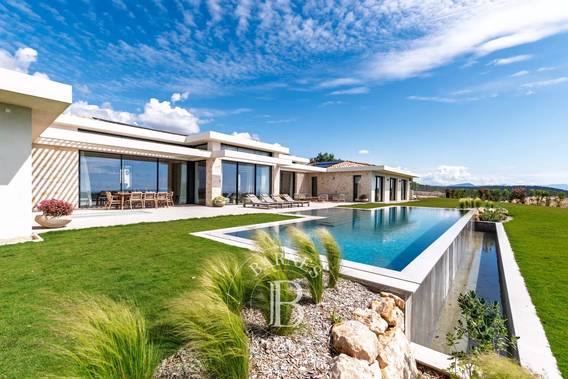 Roquefort-les-Pins - Domaine résidentiel très prisé - Villa neuve vue mer panoramique