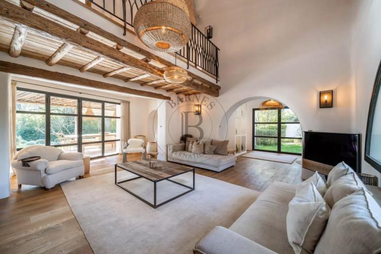 MOUGINS – PROPRIÉTÉ DE CHARME – ADRESSE RECHERCHÉE