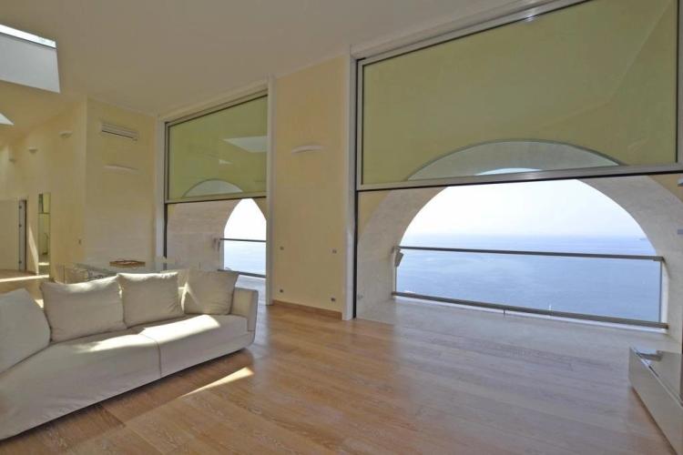 Cap d'Ail - Location - Villa moderne dans un domaine privé avec accès à la plage