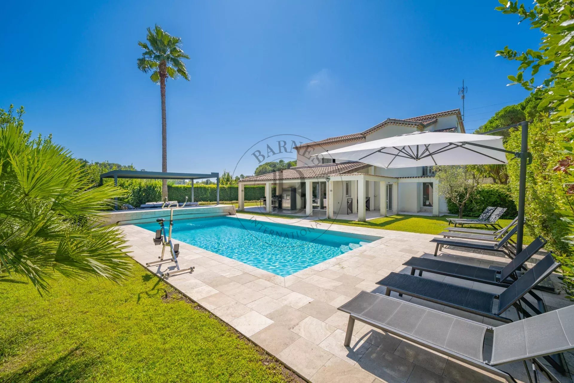 MOUGINS - VILLA DANS UN DOMAINE PRIVE - A PIEDS DES COMMODITES