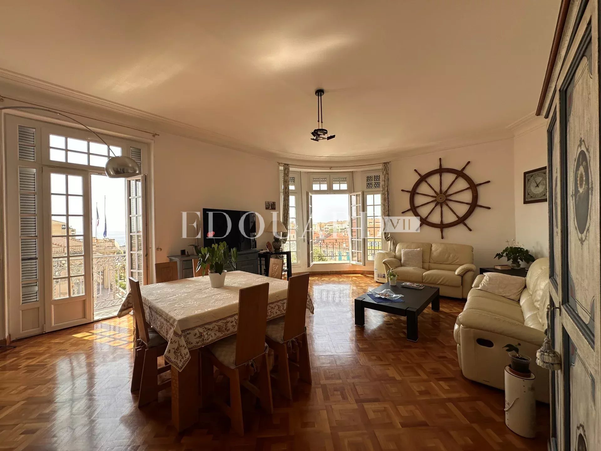Vaste trois pièces à vendre avec belle vue sur la ville jusqu’à la mer, en plein centre de Menton