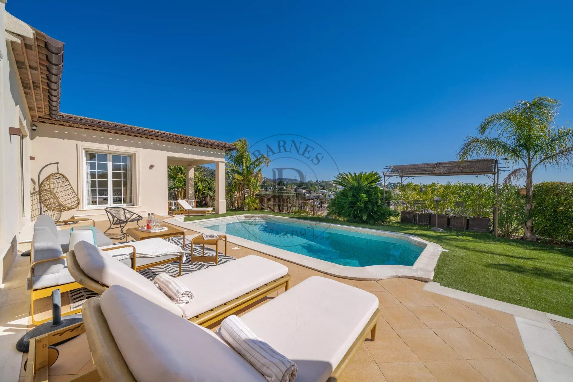 MOUGINS - VILLA NÉO-PROVENÇALE - VUE PANORAMIQUE