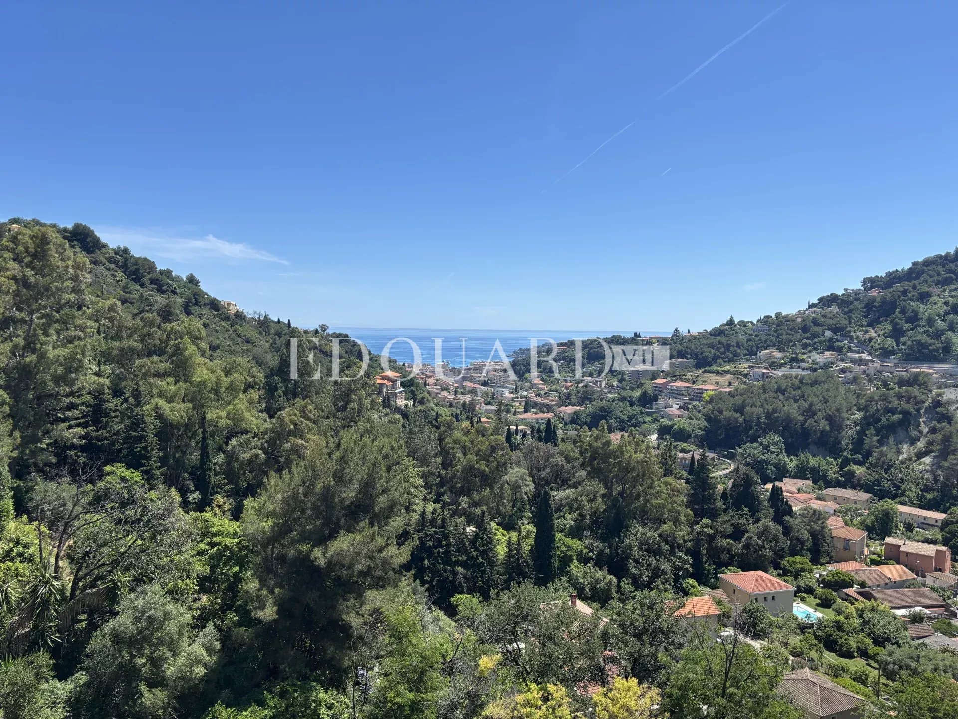 Quatre pièces en bon état avec jolie terrasse, belle vue panoramique jusqu'à la mer, cave, possibilité garage