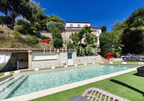 Splendide propriété de 300 m² en excellent état avec home cinéma, superbe piscine et pool house