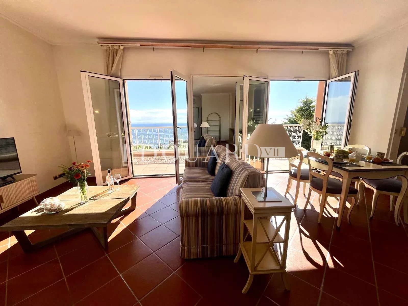 Dans un domaine privé et sécurisé, à vendre villa de prestige avec vue panoramique sur la Principauté de Monaco