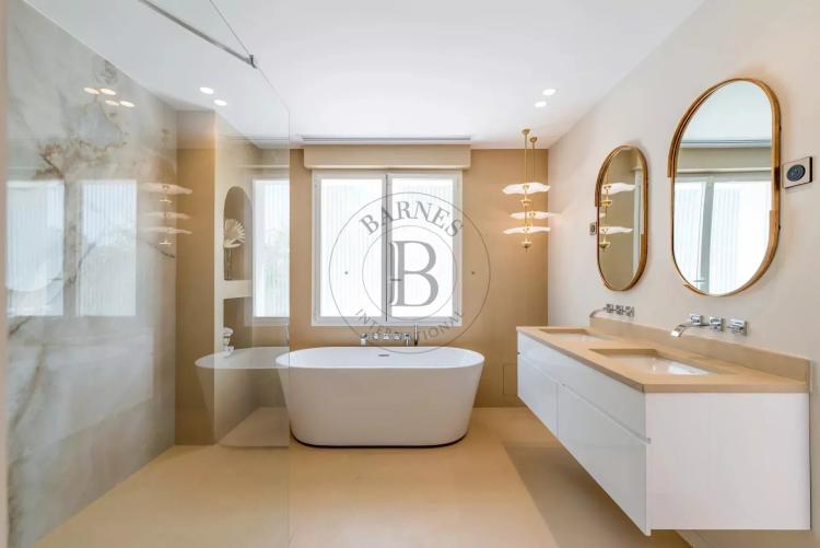 MOUGINS – VILLA RÉNOVÉE AU CALME AVEC VUE PANORAMIQUE – À PIED DES COMMERCES