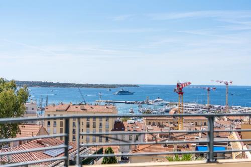 SUPERBE PENTHOUSE VUE MER PANORAMIQUE AVEC TRIPLE GARAGE CANNES CENTRE