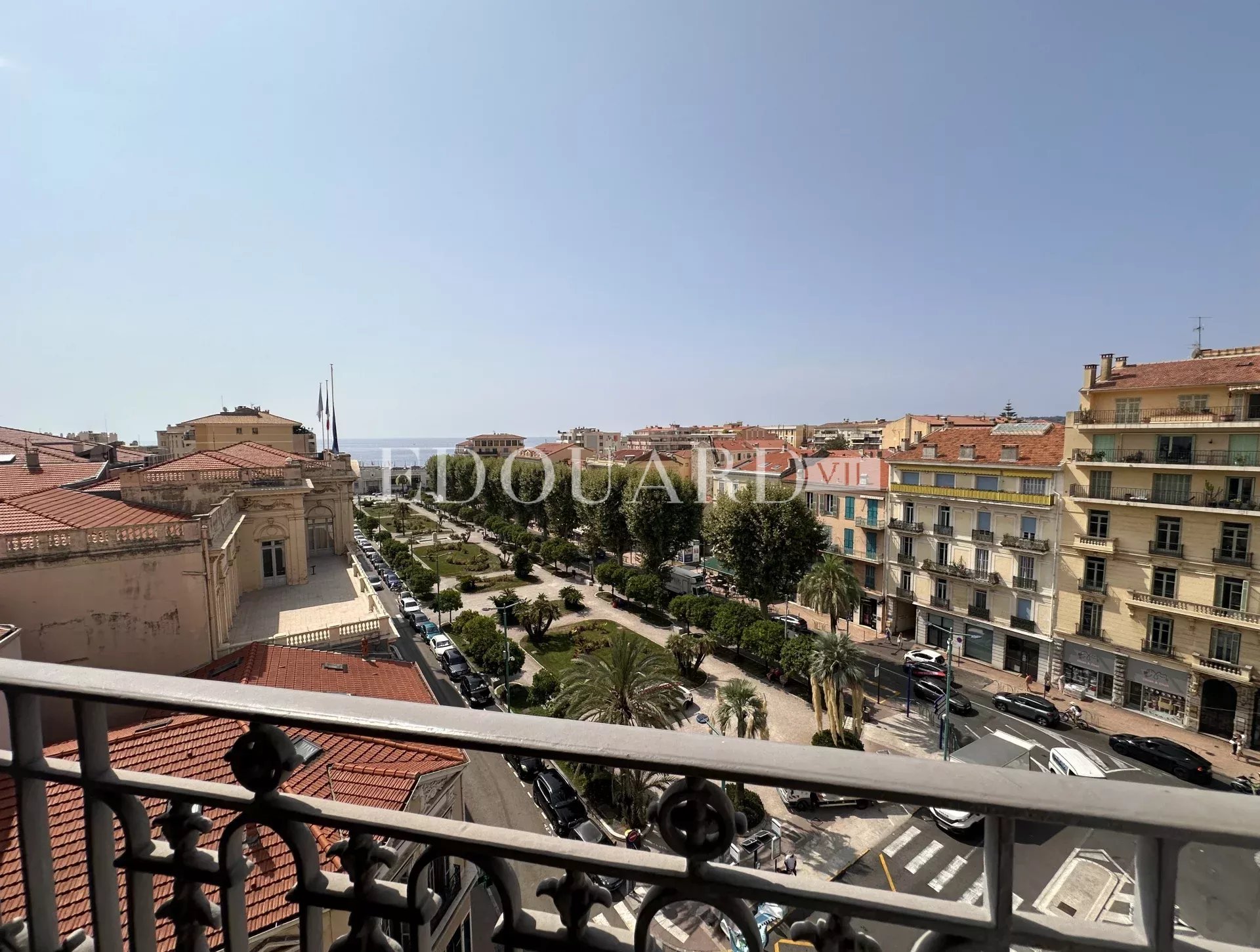 Vaste trois pièces à vendre avec belle vue sur la ville jusqu’à la mer, en plein centre de Menton