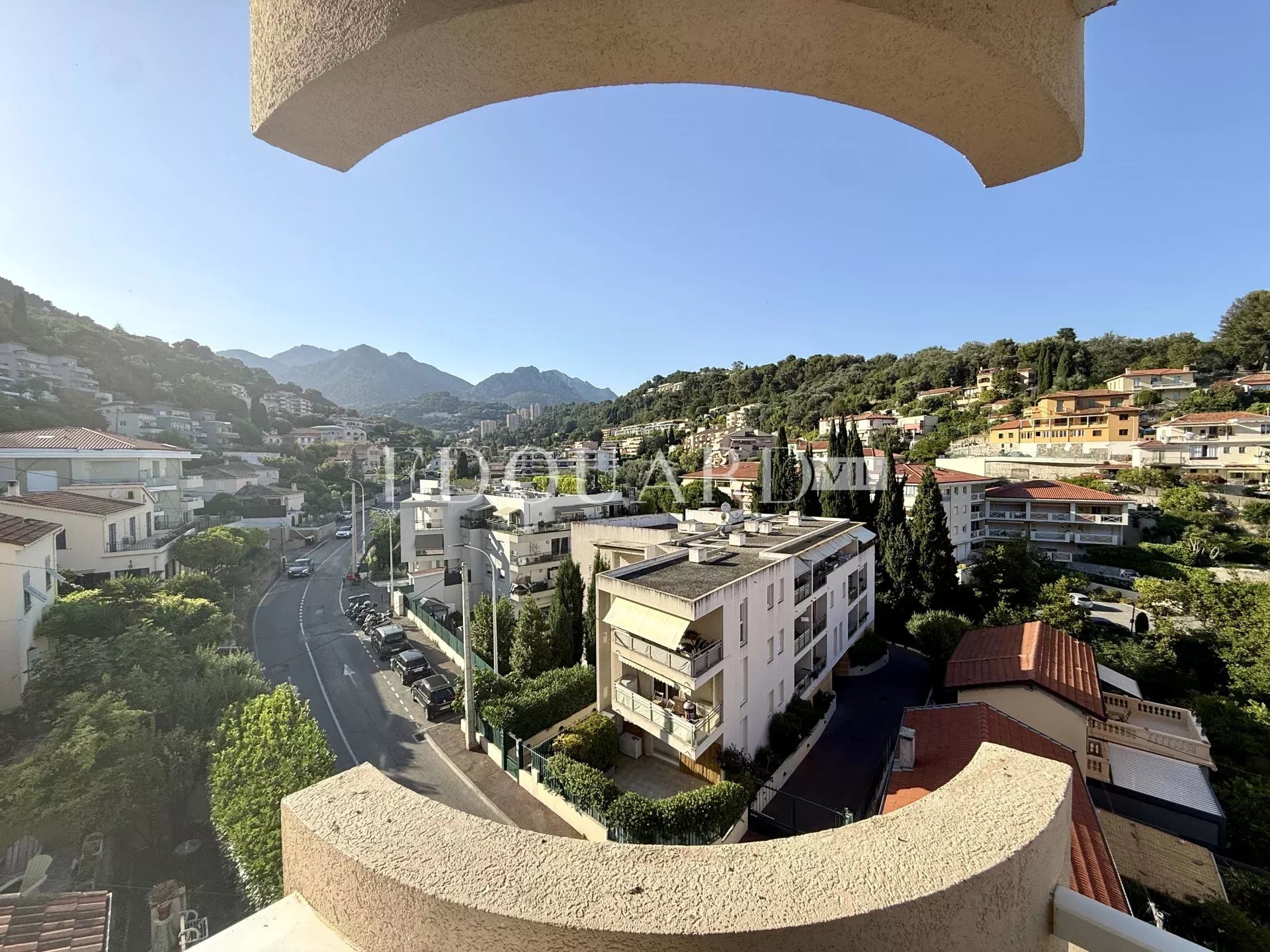 Sur la commune de Roquebrune Cap Martin, trois pièces avec terrasse, belle vue dégagée et grand garage