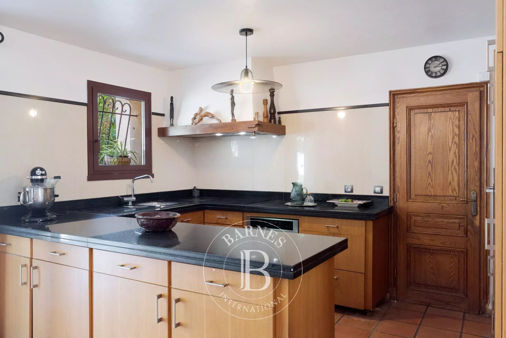 Vence – Villa au cœur d’un domaine fermé - 5 chambres - vue  village et collines