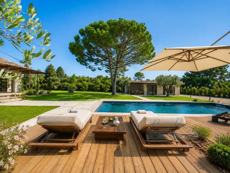 VILLA DE CHARME AVEC VUE DANS LE SECTEUR RÉSIDENTIEL DE CASTELLARAS