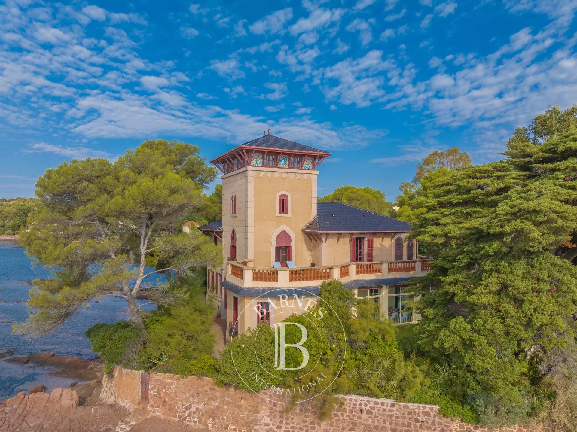 SAINT-RAPHAËL - EXCEPTIONNELLE VILLA PIED DANS L'EAU DATANT DE LA BELLE-ÉPOQUE