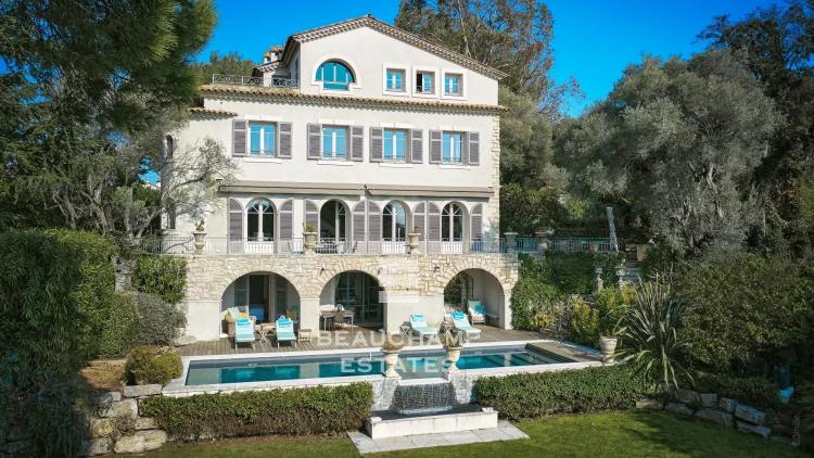 Villa avec piscine et vue mer à pied des plages et des commerces - cap d'Antibes