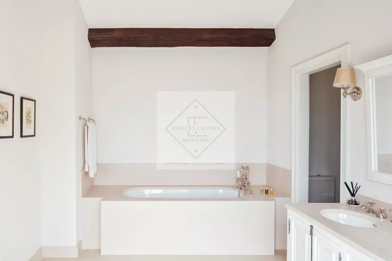 Élégante maison en pierre rénovée – Charme provençal près du Cap d’Antibes