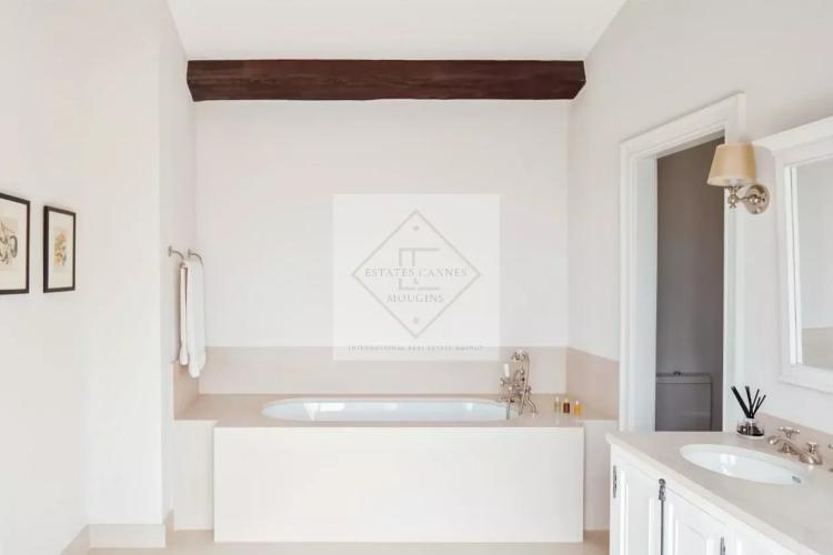 Élégante maison en pierre rénovée – Charme provençal près du Cap d’Antibes