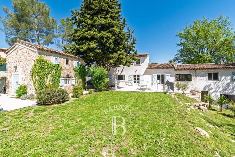 Valbonne - A pied du village - Propriété familiale rénovée - Maison d’amis - Mazet - Appartement indépendant.