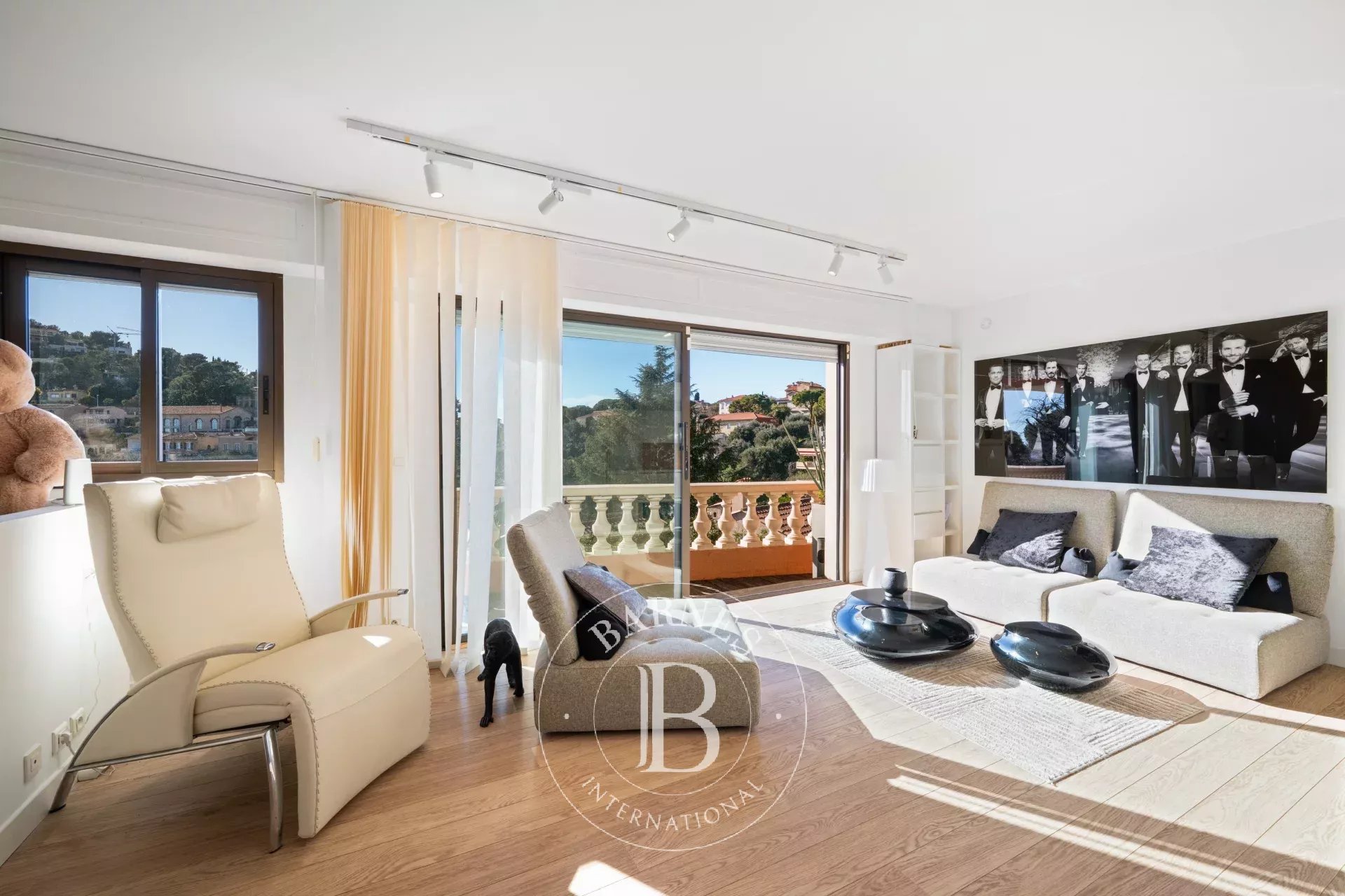 VILLEFRANCHE-SUR-MER — ÉLÉGANT DUPLEX AVEC VUE PANORAMIQUE DÉGAGÉE