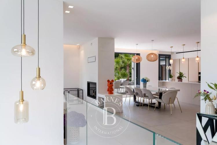 5mn de Valbonne - Magnifique maison contemporaine – 5 chambres – Domotique – Piscine – Studio indépendant