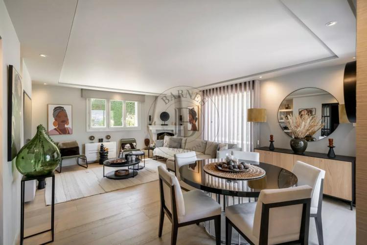MOUGINS - VILLA DOMAINE FERME A PIED DES COMMERCES
