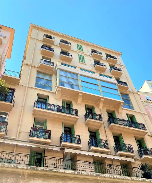 Boulevard des Moulins – Charmant deux-pièces avec balcon – Usage mixte