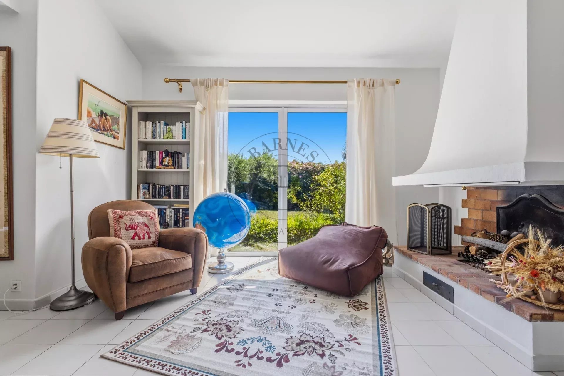 MOUGINS - VILLA AU CALME