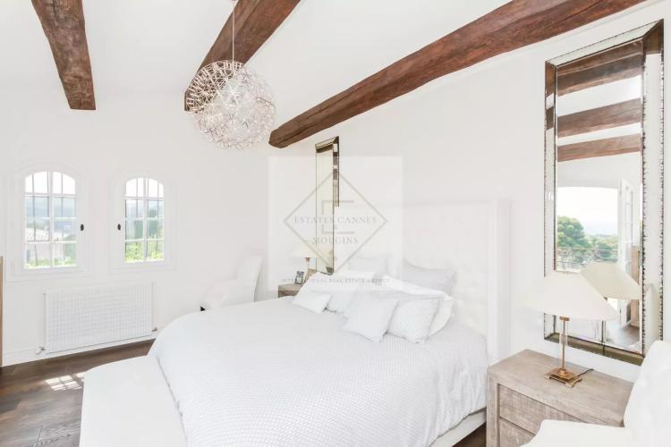 Élégante maison en pierre rénovée – Charme provençal près du Cap d’Antibes