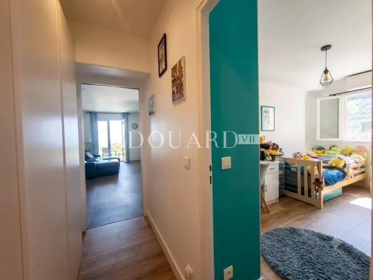 Rare sur la commune de Roquebrune Cap Martin, quatre pièces en bas de villa avec jardin, vue mer et parking