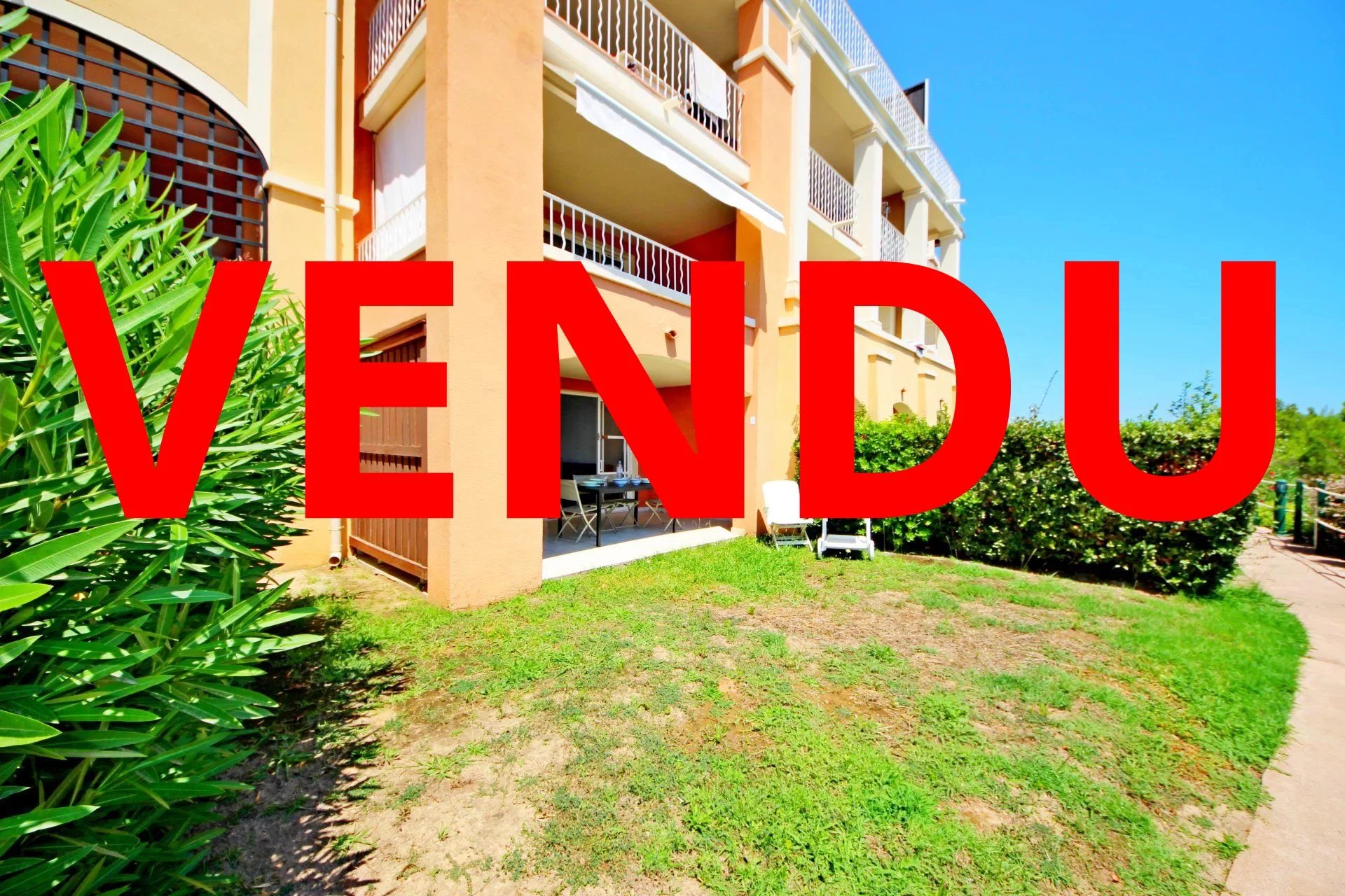 SOUS OFFRE AGAY CAP ESTEREL LE HAMEAU. DEUX PIECES REZ DE JARDIN VUE MER