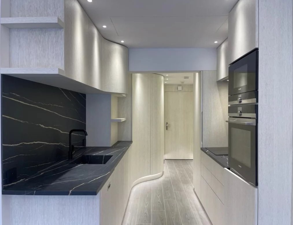 Un appartement luxueusement rénové avec vue sur port de Fontvielle