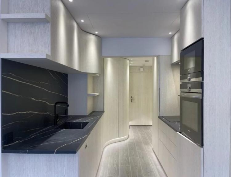 Un appartement luxueusement rénové avec vue sur port de Fontvielle