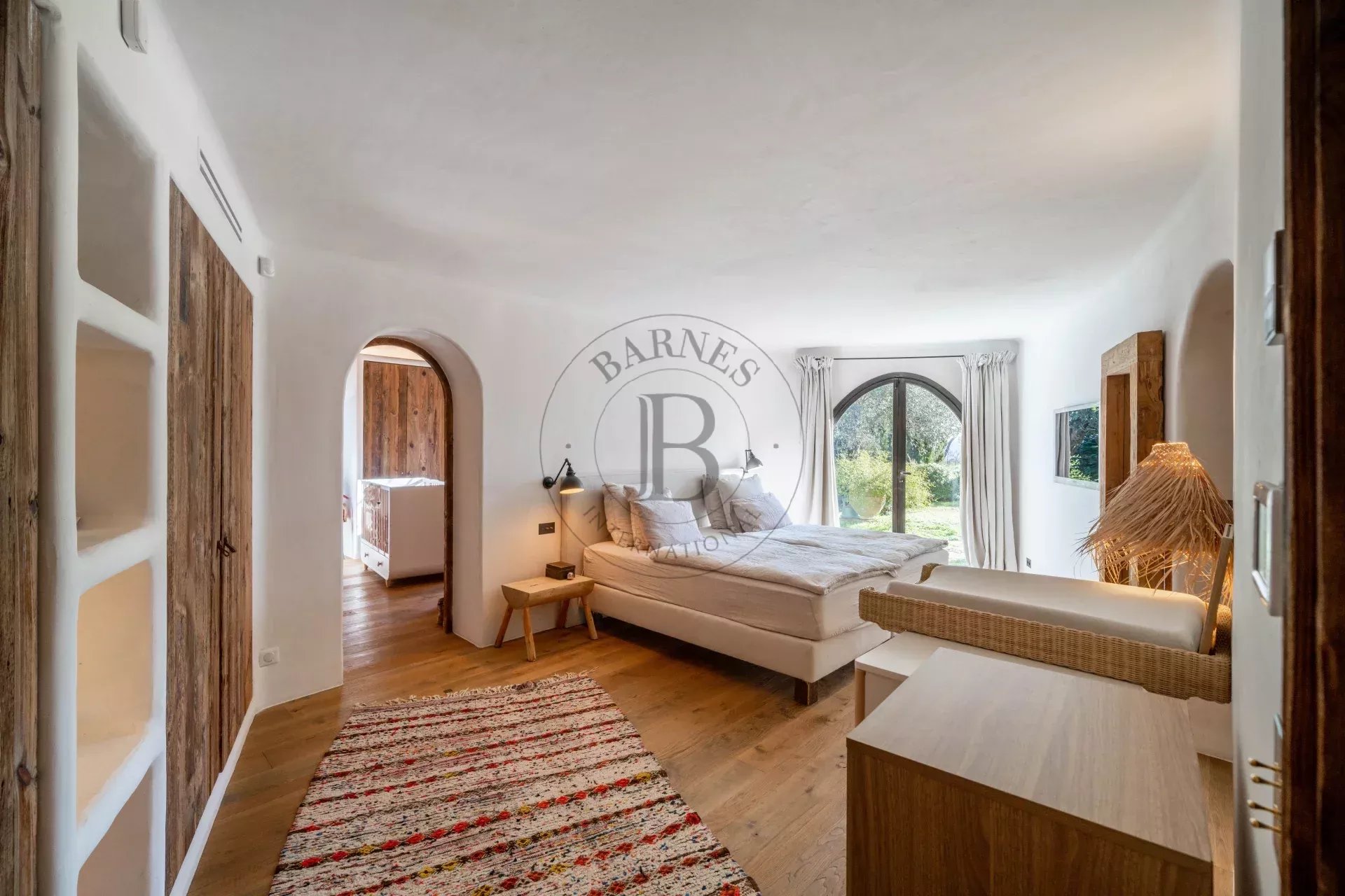 MOUGINS – PROPRIÉTÉ DE CHARME – ADRESSE RECHERCHÉE