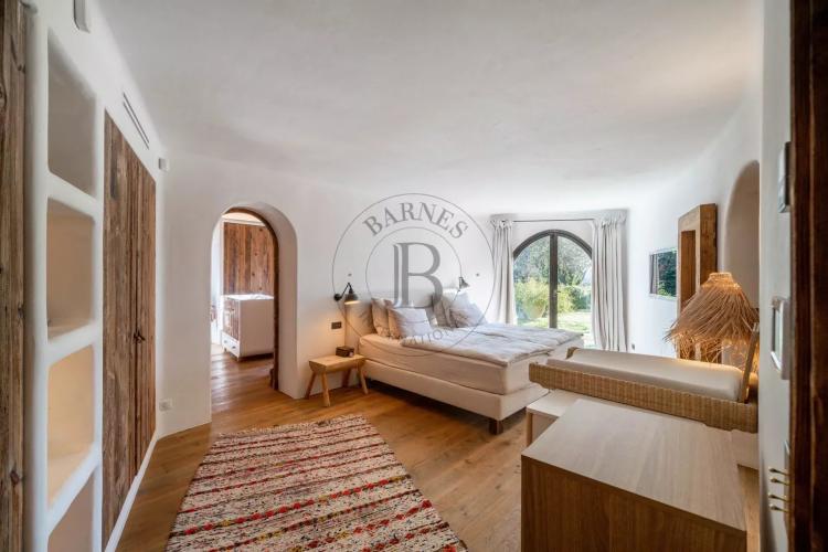 MOUGINS – PROPRIÉTÉ DE CHARME – ADRESSE RECHERCHÉE