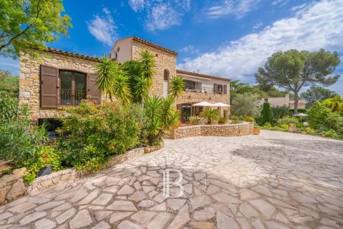 SAINT-RAPHAËL - VILLA RÉNOVÉE - A PIED DE LA MER
