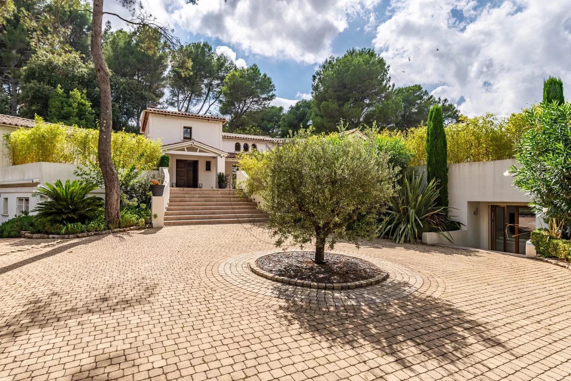MOUGINS – VILLA PROVENÇALE – DOMAINE SÉCURISÉ