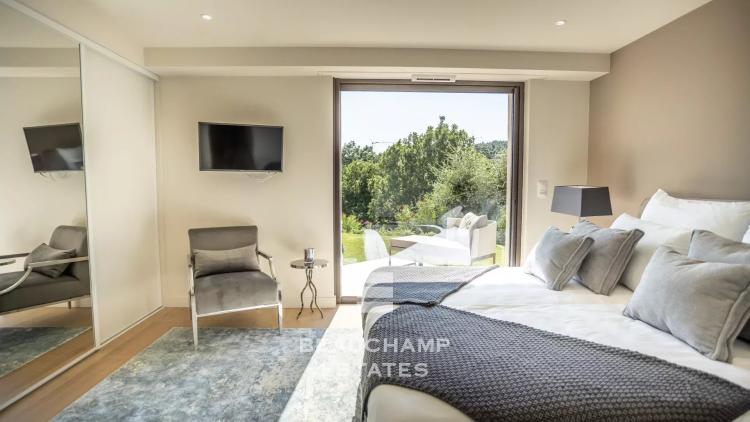 Villa d'exception avec vue mer dans le domaine privé de Beauvallon