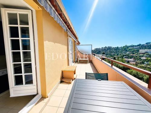 Dans le quartier du Riviera, à vendre grand studio en dernier étage avec terrasse, cave et garage