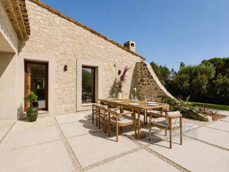 VILLA DE CHARME AVEC VUE DANS LE SECTEUR RÉSIDENTIEL DE CASTELLARAS