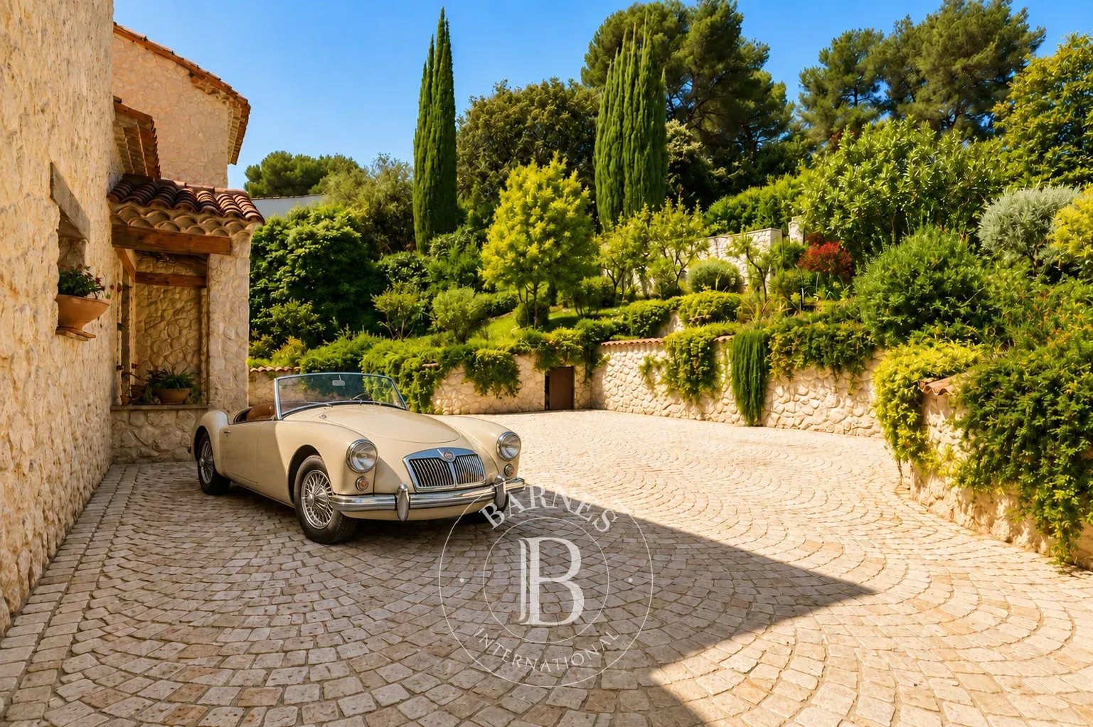 Propriété en pierres rénovée avec vue panoramique sur la mer et le village de Saint-Paul-de-Vence