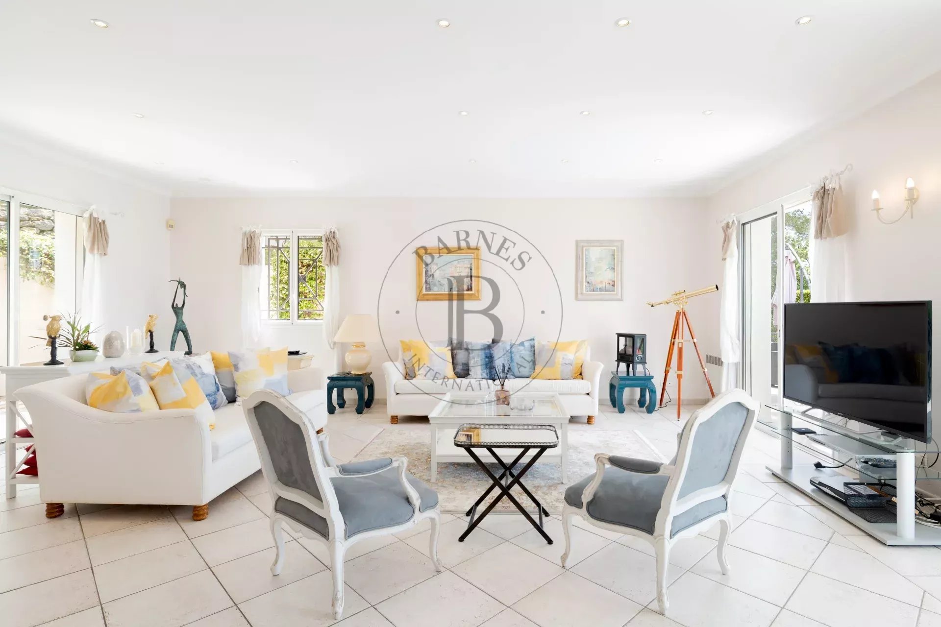 MOUGINS - VILLA AVEC VUE DANS DOMAINE SECURISE