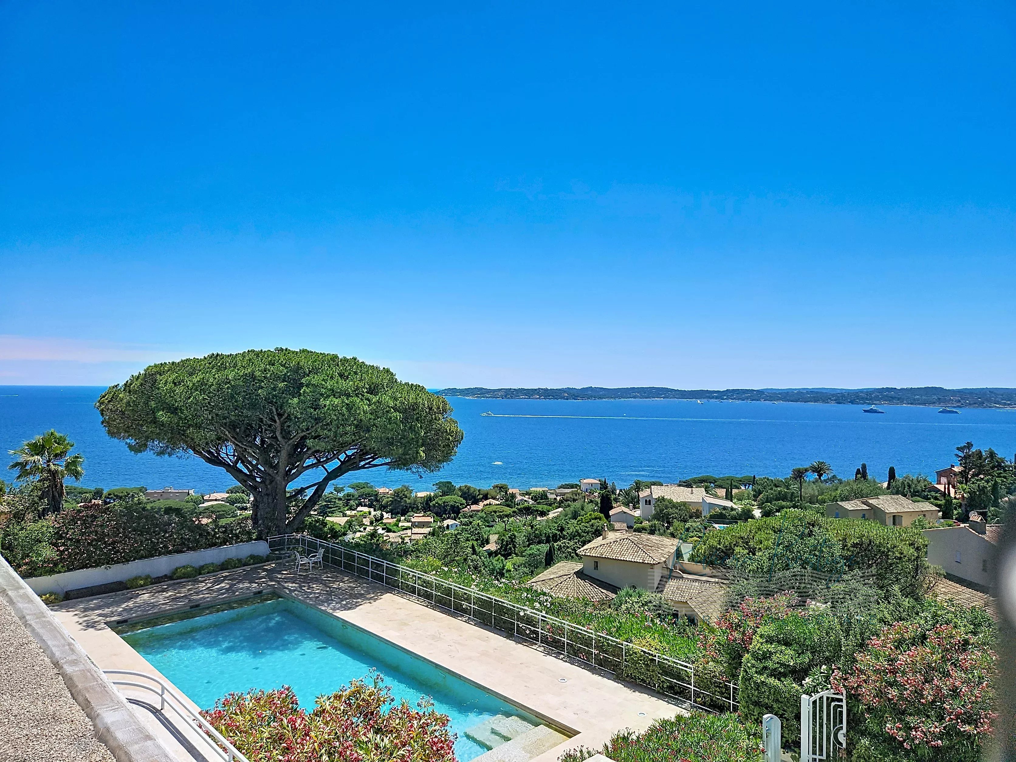 Villa avec vue mer panoramique sur la baie de Saint-Tropez