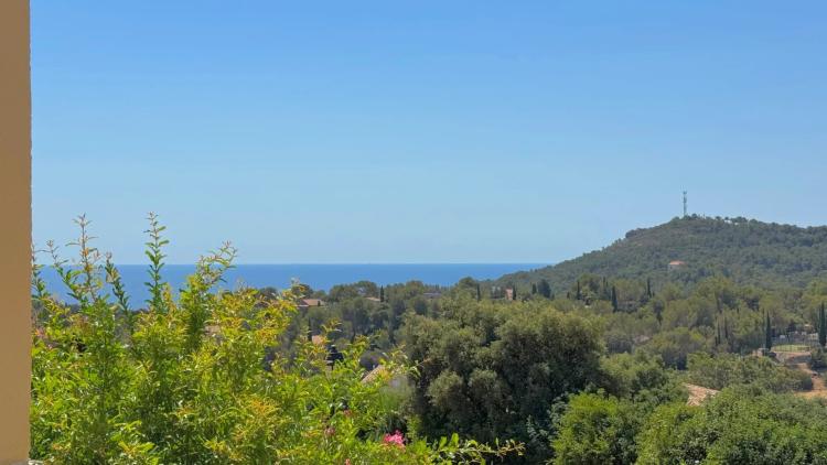 AGAY CAP ESTEREL grand T2 type large de 51m² habitables