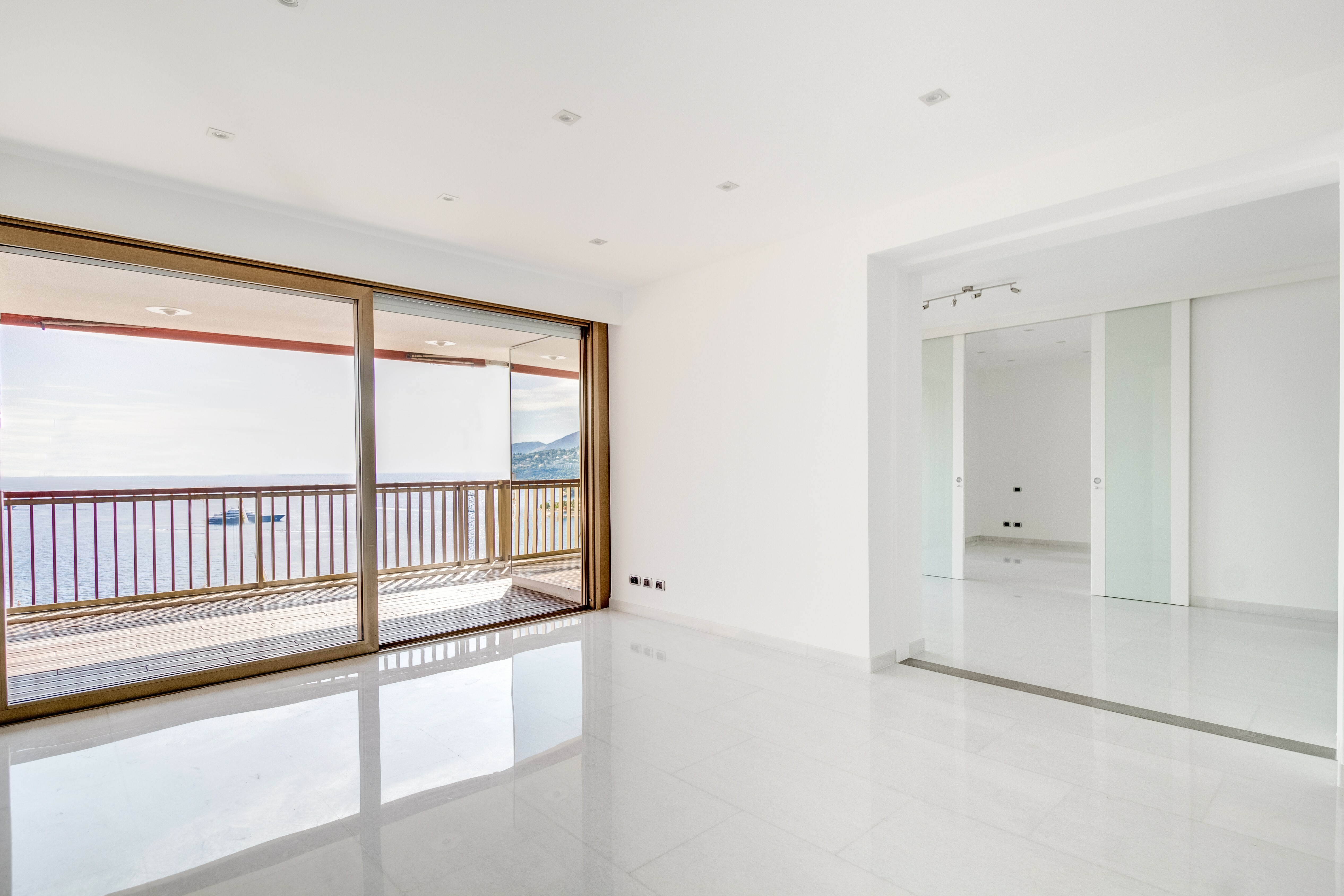 MIRABEAU : Rare appartement de 3 chambres à coucher et  belle vue mer